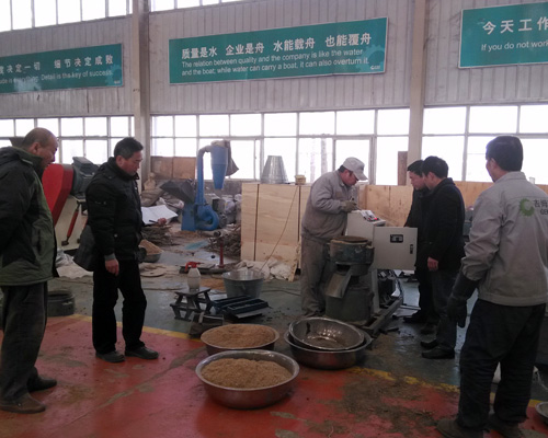 客戶(hù)和吉姆克技術(shù)人員正在顆粒機(jī)生產(chǎn)車(chē)間進(jìn)行現(xiàn)場(chǎng)試機(jī)